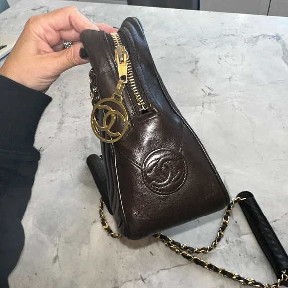 🔹 Vintage Chanel Chevron Large Camera Bag with COA 🔹 - Picture 1 of 16